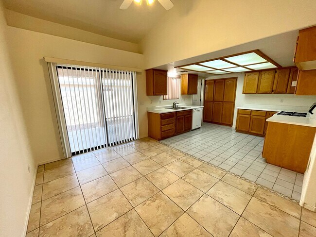 Building Photo - Cute 3 Bedroom Home in Center of Kingman- Available Now!