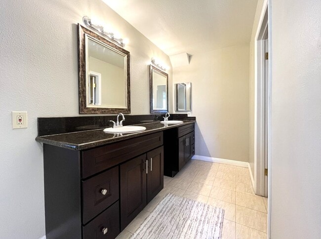 Building Photo - 4 bed, 3 bath located in Anaheim!