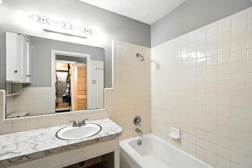 Building Photo - 3347 S 27th St
