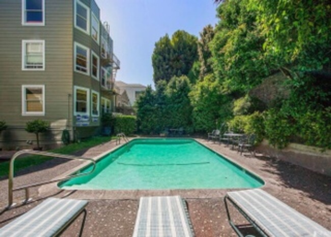 Building Photo - 1BR/1BA Penthouse Level Pacific Heights St...