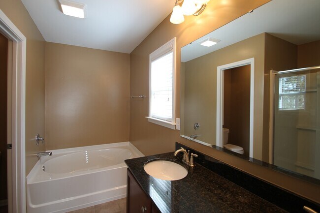 Building Photo - 1112 Jasmine Dr