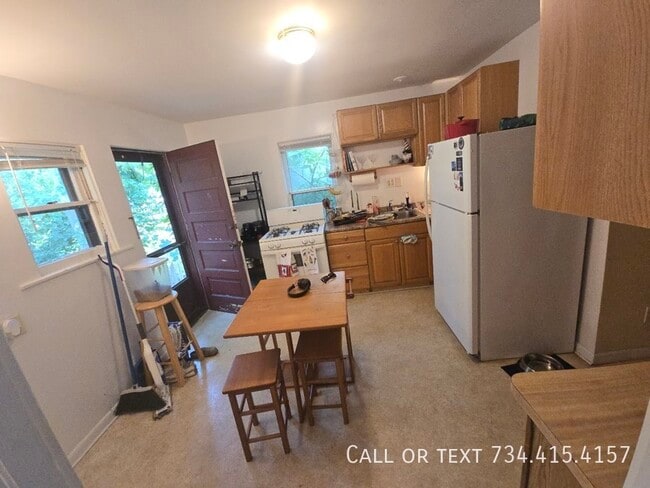 Building Photo - 110 E Summit-