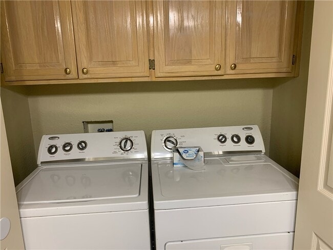 Building Photo - 746 Larkspur Ln