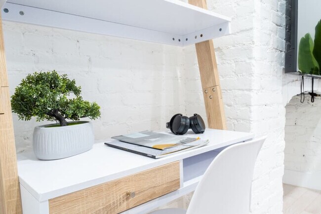 Building Photo - 402 E 11th St