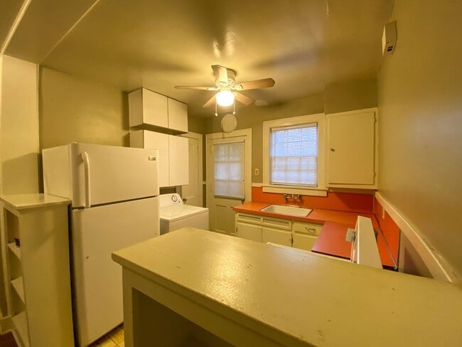 Building Photo - 1 bedroom, living dining den near Central and Highland