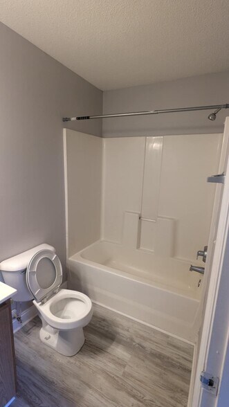 Spare Room Bath - 2013 Brandymill Ln