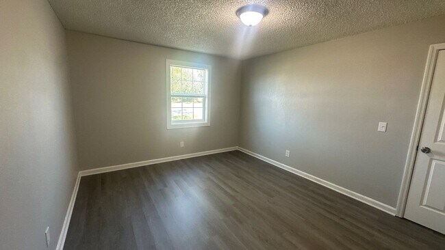Building Photo - 104 Walnut Crest Dr