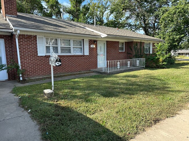 Primary Photo - Newly Renovated 4 br/2ba Home in -Steps Aw...
