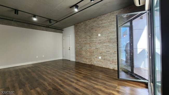 Building Photo - 58 Elm St