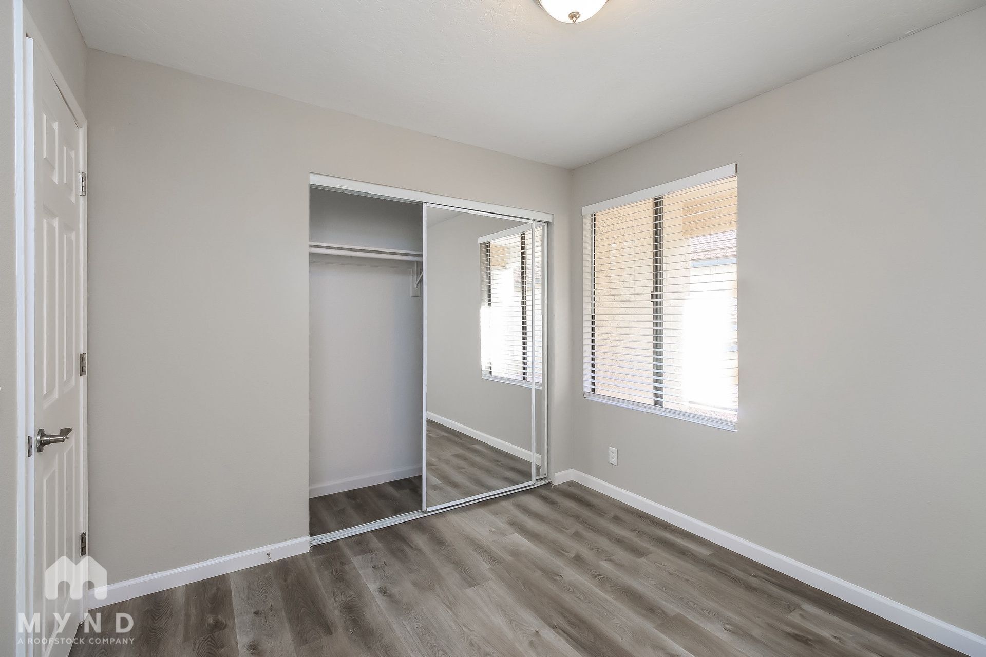 Building Photo - 921 S Val Vista Dr