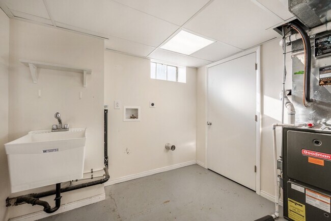 Building Photo - 2683 Glenmare St