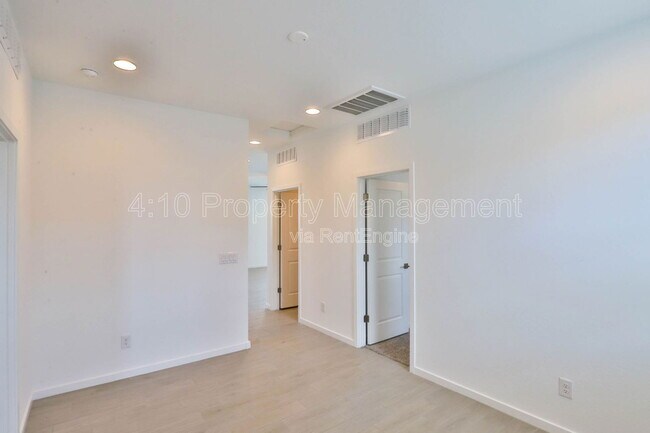 Building Photo - 4470 E Clydesdale St