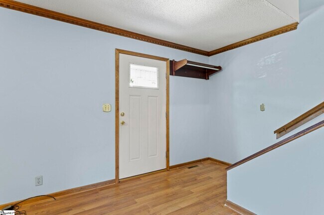 Building Photo - 405 Creek Dr