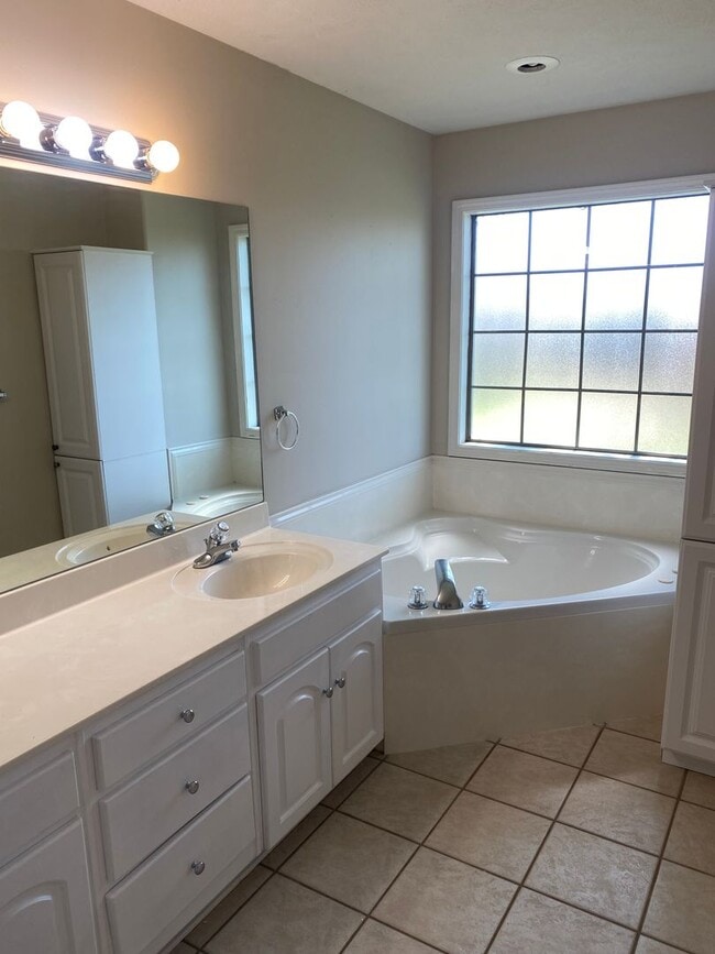 Building Photo - Contact Peggy Goodman 501 676 1758