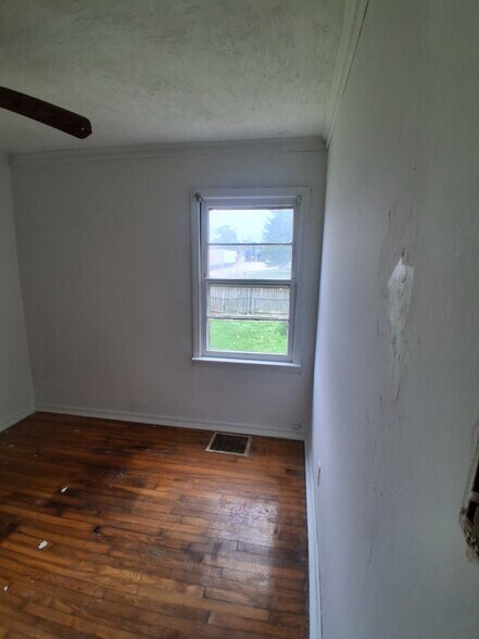 Building Photo - 521 N Davis St