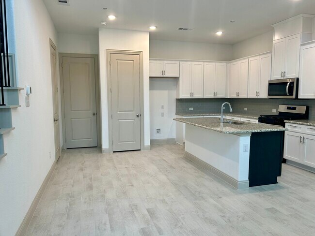 Building Photo - 4165 Shavano Dr