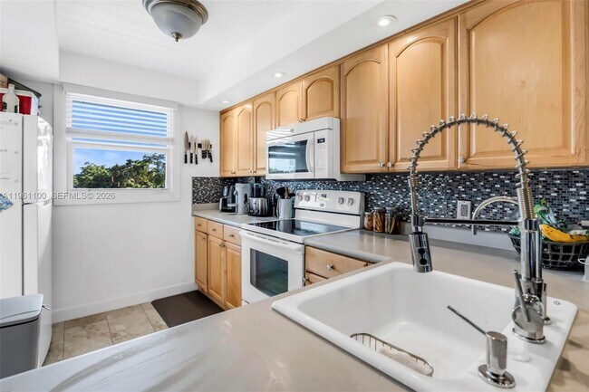 Building Photo - 120 Royal Pk Dr