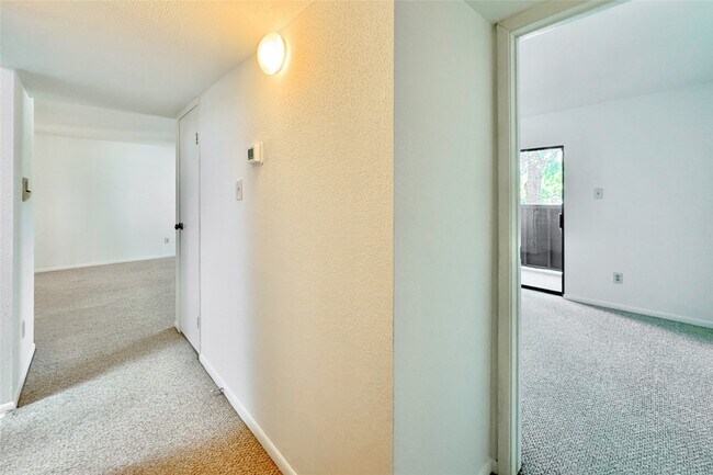 Building Photo - 3075 Walnut Bend Ln