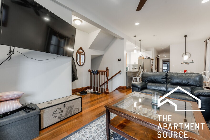 Building Photo - 1019 W Oakdale Ave