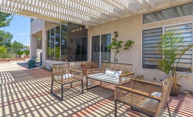 Building Photo - 1011 S Mountcrest Ct