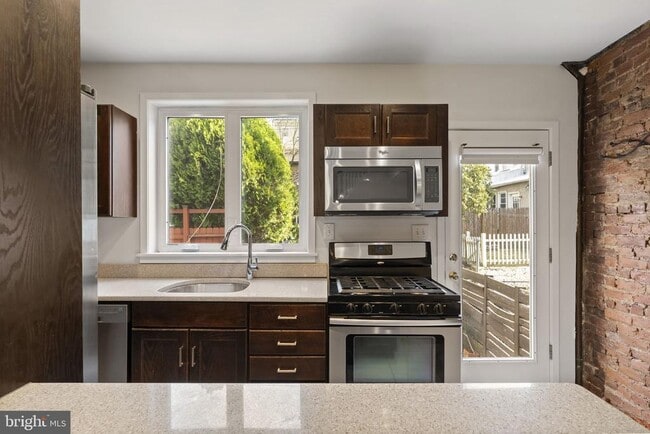 Building Photo - 465 Ripka St