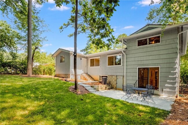 Building Photo - 2563 Beverly Hills Dr