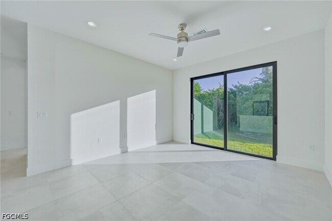 Building Photo - 2411 Lola Ave S