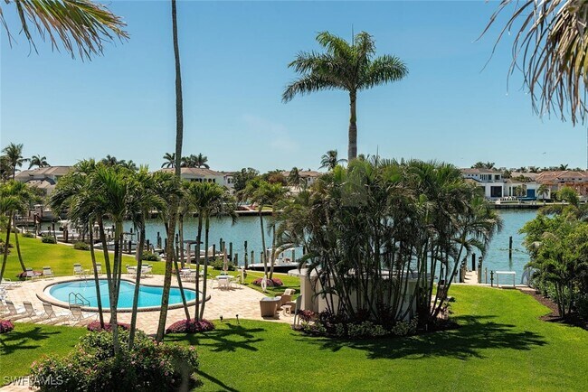 Building Photo - 400 Park Shore Dr