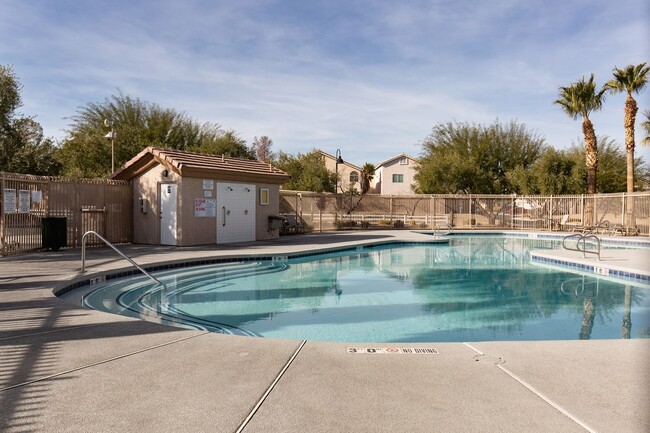 Building Photo - SW 3 br townhome with 2 car garage