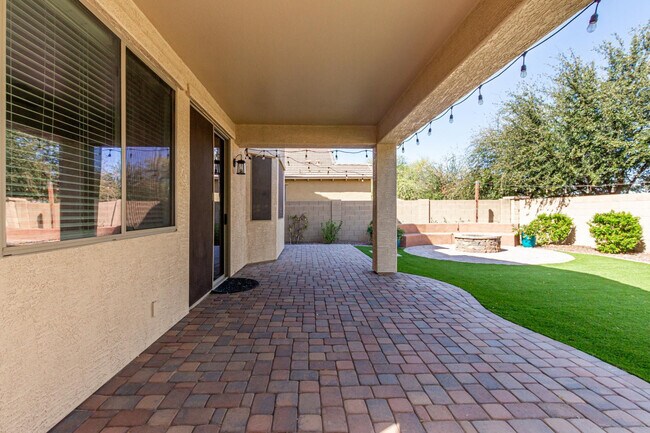 Building Photo - 390 W Wisteria Pl