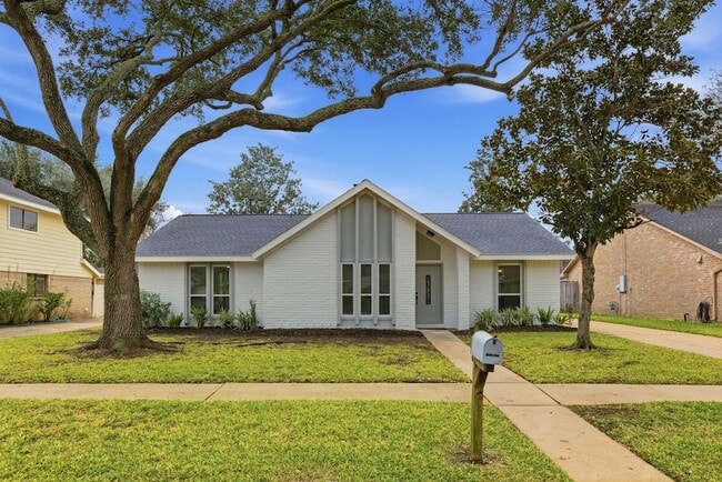 Building Photo - 2906 Colonial Dr