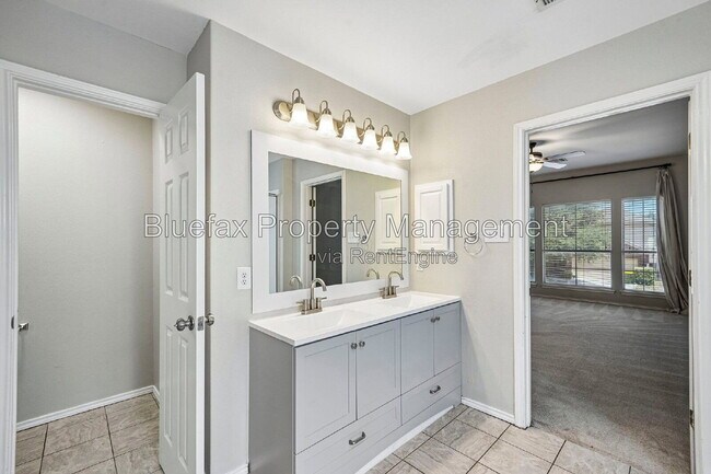Building Photo - 315 Hollow Grove