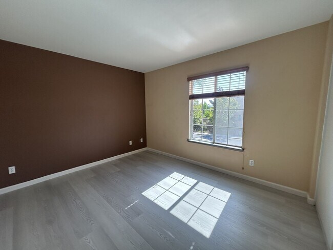 Building Photo - 37978 Spur Dr