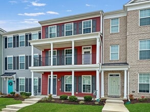 Building Photo - Breathtaking Townhome in Cosby Village!