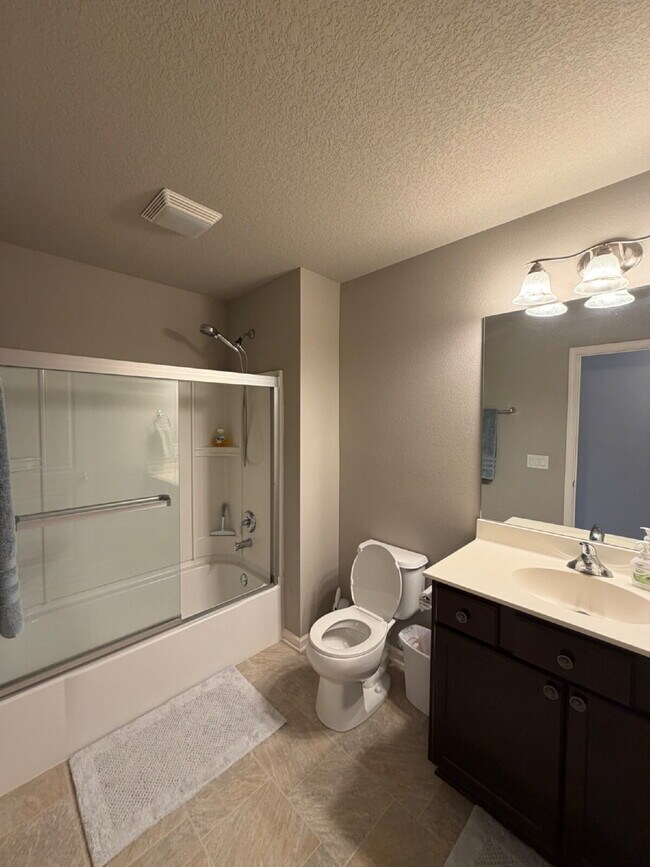 Building Photo - Charming 3-Bed 2.5-Bath Townhouse with Granite Finishes Near Jordan Creek Town Center