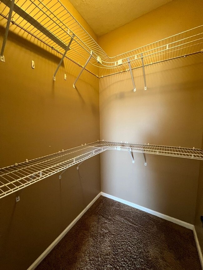 Building Photo - Luxurious 4-Bedroom Home in Fox Creek Subdivision!