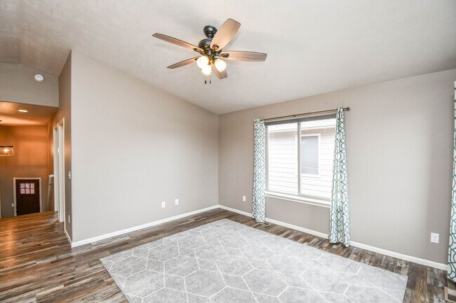 Building Photo - 5 Bedroom 3 Bathroom Single Family Home North Sioux Falls!
