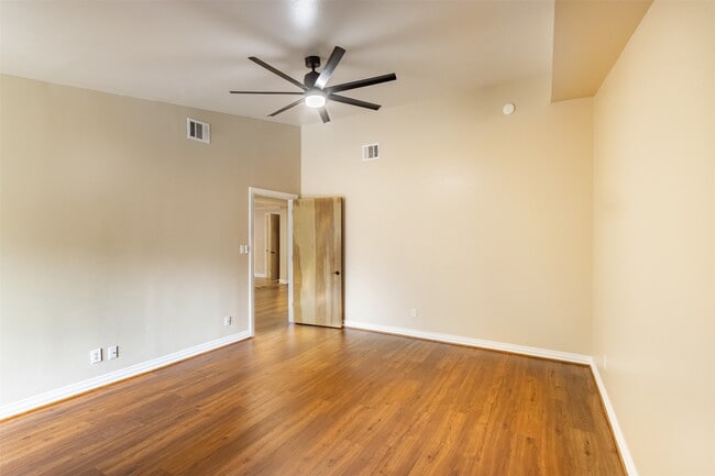 Building Photo - 2098 Harland Dr