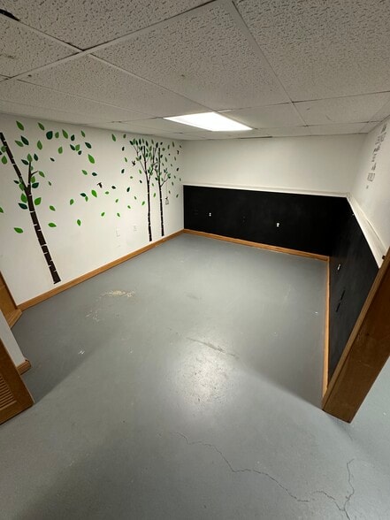 Building Photo - 6 Oakwood Ln