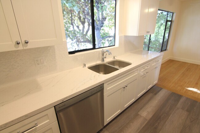 Building Photo - 1523 S Wooster St