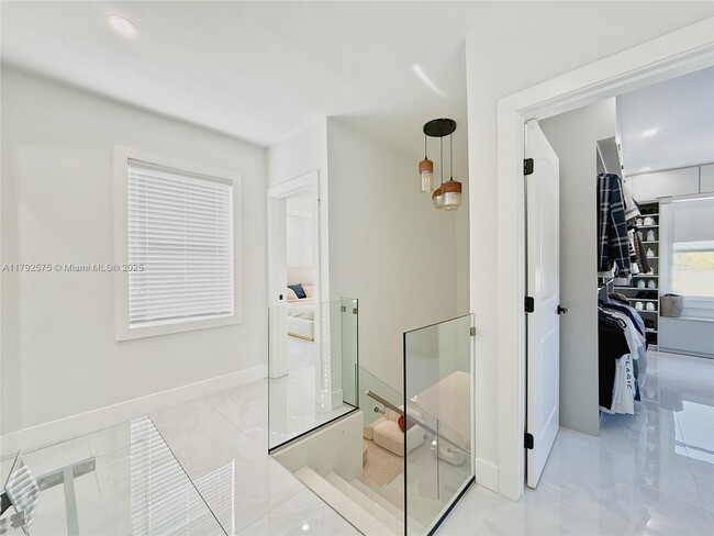 Building Photo - 927 SW 18th Ave
