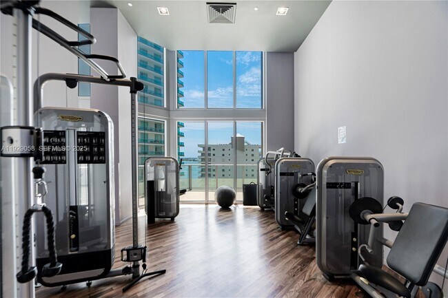 Building Photo - 1300 Brickell Bay Dr