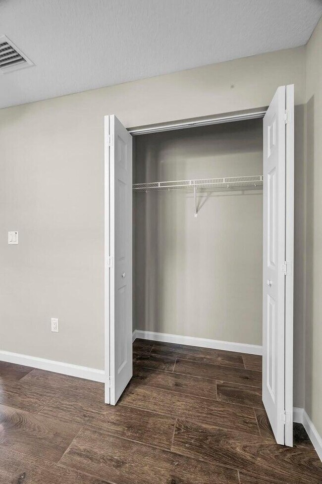 Building Photo - 574 NW Bayshore Blvd