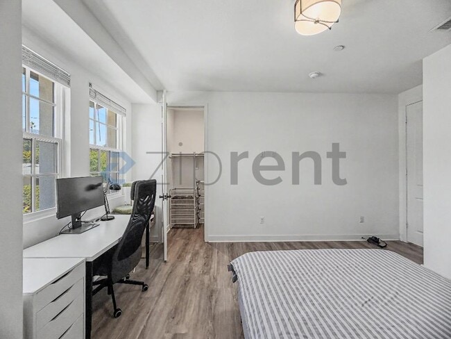 Building Photo - Unit