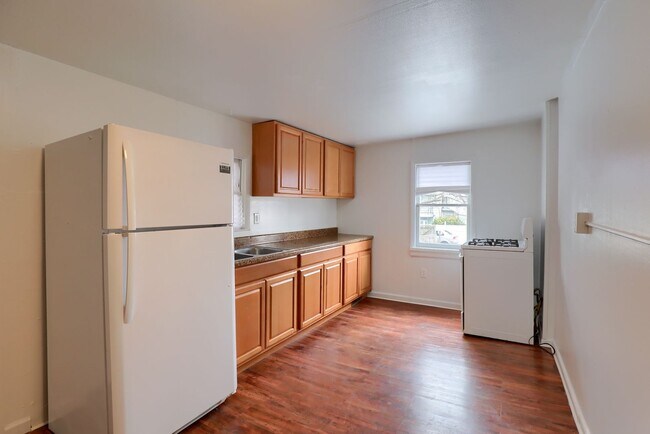 Building Photo - Available Now! 2 Bedroom House with Parkin...