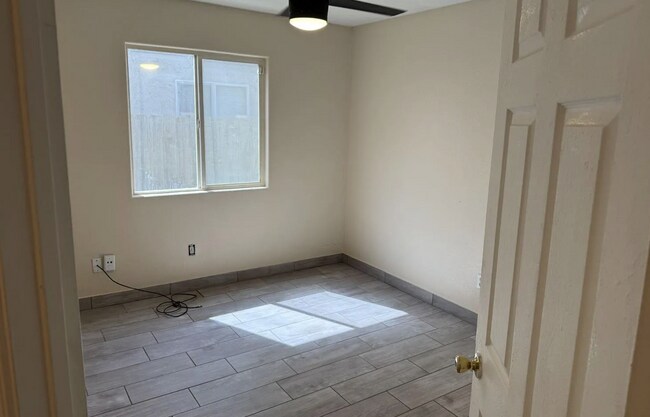 Building Photo - 409 W Packwood Ave