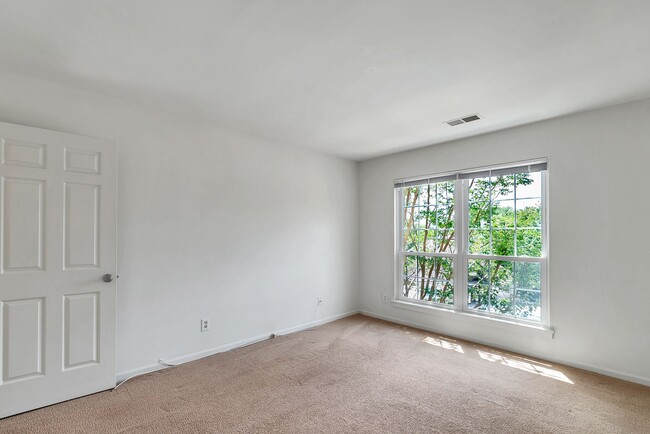 Building Photo - Rarely Available 2-Level, 2 Bed 2 Bath Upp...