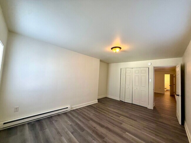 Building Photo - 853 Manor St