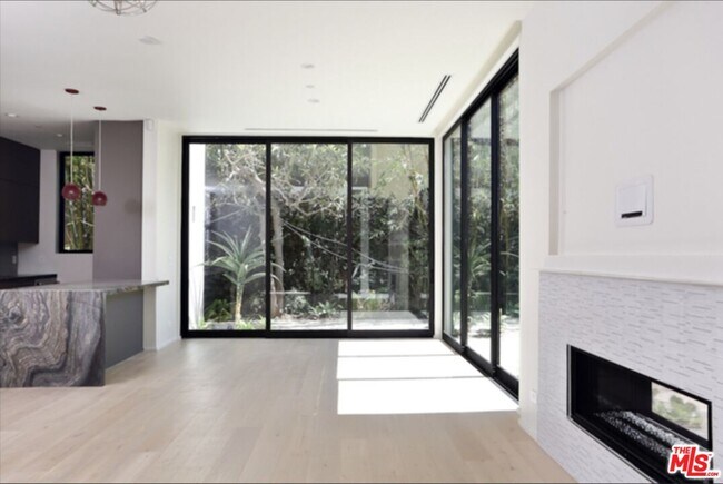 Building Photo - 1033 1/2 Grant St