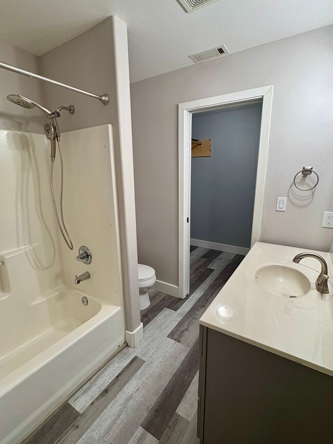 Building Photo - Central Point - Refined Townhouse with Dual Primary Suites